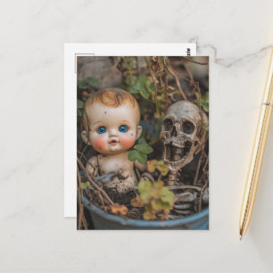 Makabre Puppe und Skelett in einer Pflanze Postkarte