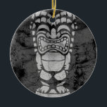 Makapuu Beach Hawaiian Laughing Tiki Batik Keramikornament<br><div class="desc">Ein lachendes Ki-Design mit einer Batik-Textur überall. Diese Karte erinnert an die Entwürfe,  die in Vintagen Aloha-Shirts in den 40er und 50er Jahren verwendet wurden. Dieses Design kommt in mehreren Farben.</div>