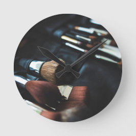Make-upbürsten - Schönheits-Druck Runde Wanduhr