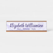 Make-uphaar-Stylist-modernes lila Marmormonogramm Schreibtischnamensplakette (Vorderseite )