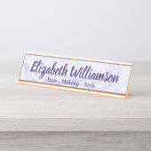Make-uphaar-Stylist-modernes lila Marmormonogramm Schreibtischnamensplakette (Vorderseite )