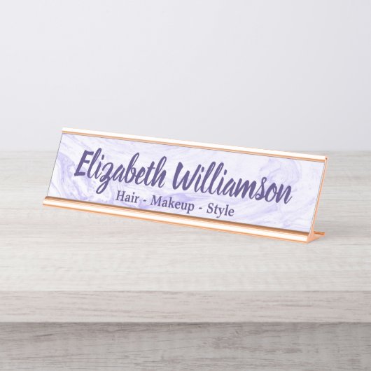 Make-uphaar-Stylist-modernes lila Marmormonogramm Schreibtischnamensplakette (Vorderseite )
