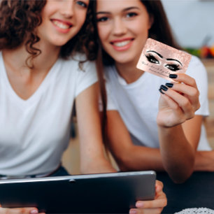 Make-upkünstler mustert visitenkarte