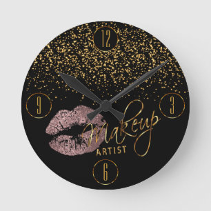 Make-upkünstler-staubige Rosen-Lippen und Runde Wanduhr