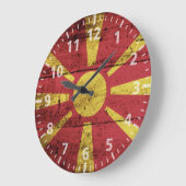 Makedonienflagge auf altes Holzkörnchen Große Wanduhr (Winkel)