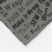 Maker Handarbeit Typografie Print Black + Grau Fleecedecke (Ecke)