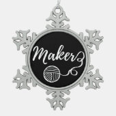 Maker und Garntypografie Schneeflocken Zinn-Ornament (Vorderseite)