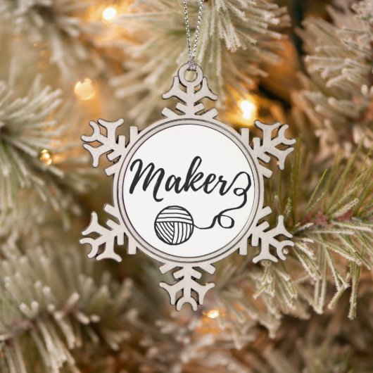 Maker und Garntypografie Schneeflocken Zinn-Ornament (Baum)