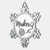 Maker und Garntypografie Schneeflocken Zinn-Ornament (Rechts)