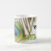 Makeup Künstlerin mit Pfauenfeder Kaffeetasse (Mittel)