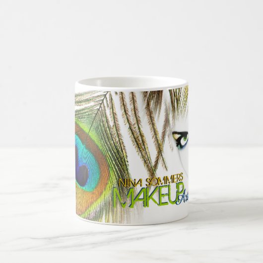 Makeup Künstlerin mit Pfauenfeder Kaffeetasse (Mittel)