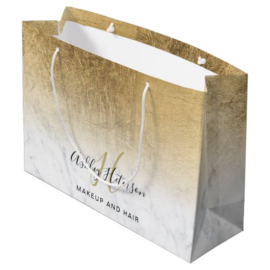 Makeup Monogramm-Goldfolienskript aus Marmor Große Geschenktüte (Rückseite Schrägansicht)