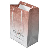 Makeup Monogramm Marmor Rose Gold-Folie Skript Mittlere Geschenktüte (Rückseite Schrägansicht)