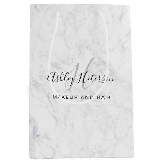 Makeup Monogramm weiße Marmorskripttypografie Mittlere Geschenktüte (Vorderseite)