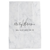 Makeup Monogramm weiße Marmorskripttypografie Mittlere Geschenktüte (Rückseite)
