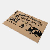 Making Memories One Campsite At A Time Fußmatte (Schrägansicht)