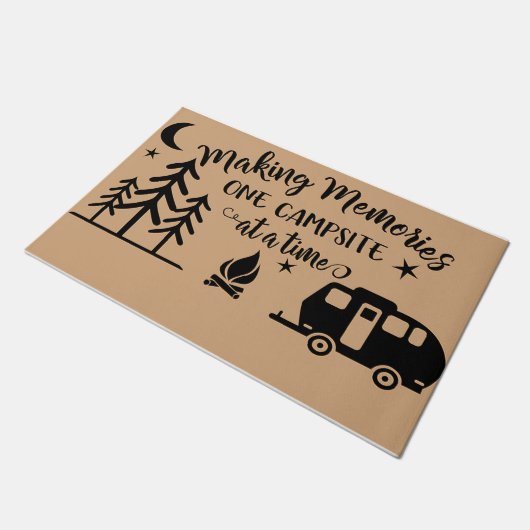 Making Memories One Campsite At A Time Fußmatte (Schrägansicht)