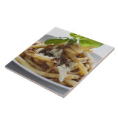 Makkaroni mit zerkleinern Soße und Käse Fliese (Seite)