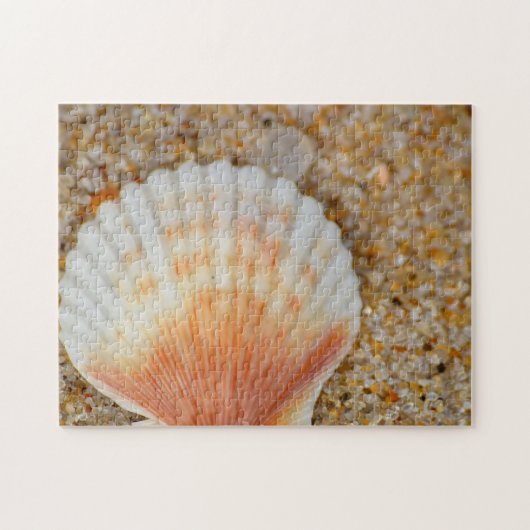 Makro der Scallop Sea Muschel in Sand on Beach Puzzle (Horizontal)