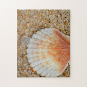 Makro der Scallop Sea Muschel in Sand on Beach Puzzle