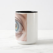Makro der weiblichen Augen Zweifarbige Tasse (Mittel)