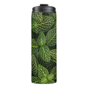 Makro-Foto von grün blättrigen Pflanze Thermosbecher
