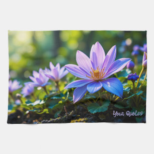 Makro Lila Waldwildblumen mit Tau Geschirrtuch