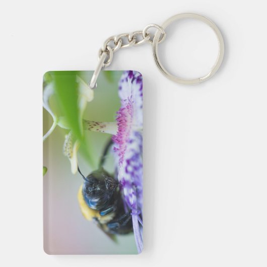 Makroaufnahme der Hummel Schlüsselanhänger (Rückseite)