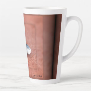 Makroaufnahme der Schnecke auf der Terracotta Milchtasse