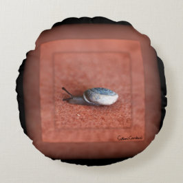 Makroaufnahme der Schnecke auf der Terracotta Rundes Kissen