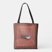 Makroaufnahme der Schnecke auf der Terracotta Tasche (Rückseite)