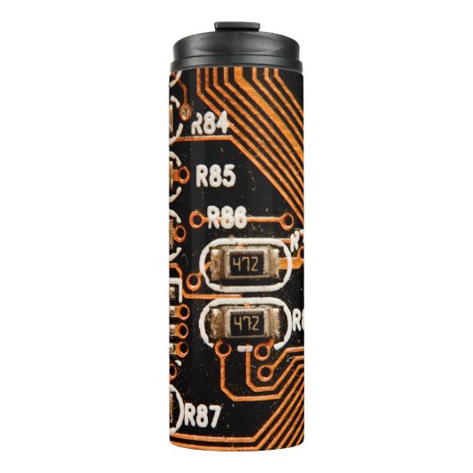 Makroaufnahme von Schaltbrett, Kabeln, Kondensator Thermosbecher (Vorderseite)