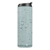 Makroaufnahme von Wassertropfen Thermosbecher (Nach links gedreht)