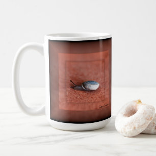 Makrofotografie einer Schnecke auf Terrakotta Kaffeetasse