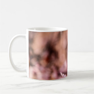 MAKROFOTOGRAFIE VON BLOMENBLÜTTERBLUMEN KAFFEETASSE