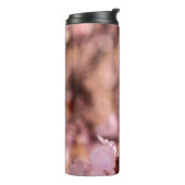 MAKROFOTOGRAFIE VON BLOMENBLÜTTERBLUMEN THERMOSBECHER (Nach links gedreht)