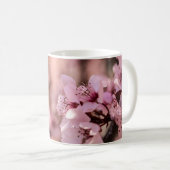 MAKROFOTOGRAFIE VON BLÜHENDEN ROSA KIRSCHBLÜTEN KAFFEETASSE (VorderseiteRechts)