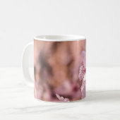 MAKROFOTOGRAFIE VON BLÜHENDEN ROSA KIRSCHBLÜTEN KAFFEETASSE (Vorderseite Links)