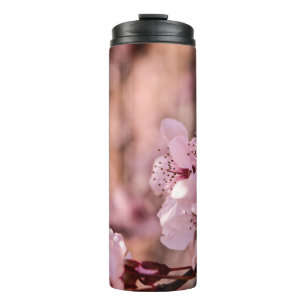 MAKROFOTOGRAFIE VON BLÜHENDEN ROSA KIRSCHBLÜTEN THERMOSBECHER