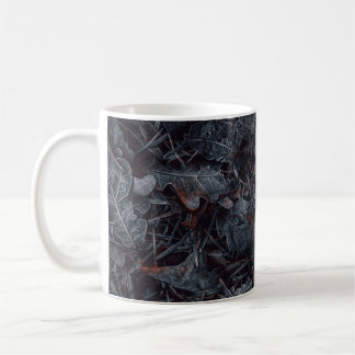 MAKROFOTOGRAFIE VON GRAU- UND BROWNEN-BLÄTTER KAFFEETASSE