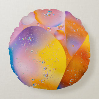 MAKROFOTOGRAFIE VON WASSER UND SONNENBLUMENÖL IN D RUNDES KISSEN