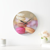 Makronen auf einer Uhr (Zuhause)