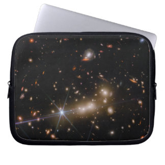 MAKS0647 | Gravitationslinseneffekt | JWST Laptopschutzhülle