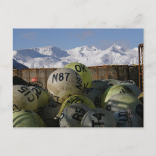 Makushin Mountains Hinter Crabpots und Boys Postkarte