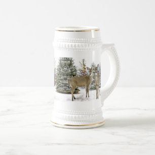 Malерische Winterwälder mit Ferienhaus für Hirsche Bierglas