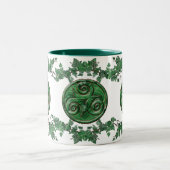 Malachit-Efeu Triskel Zweifarbige Tasse (Mittel)
