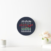 Malaga, Fenster mit Blumen Runde Wanduhr (Zuhause)