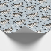 Malamute Dog Paw Print Pattern auf Silver Blue Geschenkpapier (Ecke)