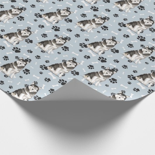 Malamute Dog Paw Print Pattern auf Silver Blue Geschenkpapier (Ecke)