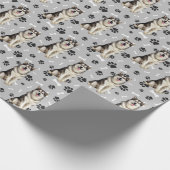 Malamute Dog Paw Print Pattern auf Silver Grau Geschenkpapier (Ecke)